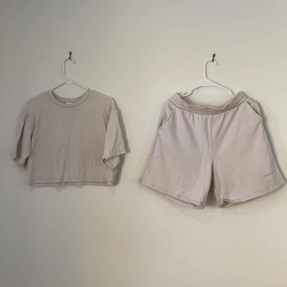 Cream H&M cropped tshirt and sweatshort set
